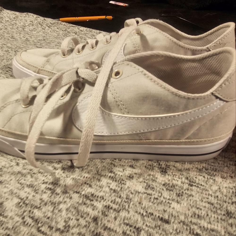 Nike legacy  canvas size 9 woman's